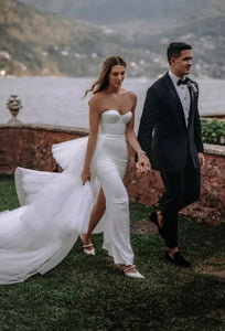 Be the epitome of elegance on your big day with Dress Elaine. Featuring a sweetheart neckline and a sleek sheath silhouette, this wedding dress will surely make you stand out. Prepare to say "I do" in style with this stunning bridal gown.