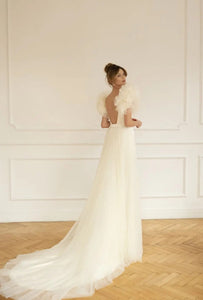 The beautiful boheme Robe Eloise is a one-of-a-kind bridal gown that combines sophistication and modernity in perfect harmony. With its unique scoop sleeve design and luxurious fabric, this robe is sure to add a touch of elegance to your special day.