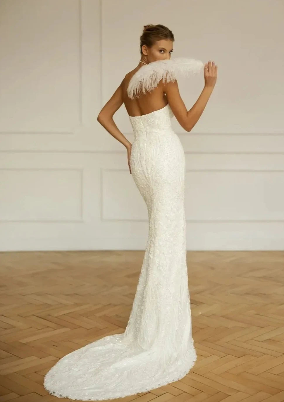 The Robe Natassia is perfect for the bride who likes options! With a detachable train, this sleeveless sheath bridal gown can be easily transformed for a more versatile look. The neckline adds an elegant touch, making it a great choice for any wedding. (Vow to wow!)
