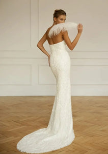 The Robe Natassia is perfect for the bride who likes options! With a detachable train, this sleeveless sheath bridal gown can be easily transformed for a more versatile look. The neckline adds an elegant touch, making it a great choice for any wedding. (Vow to wow!)