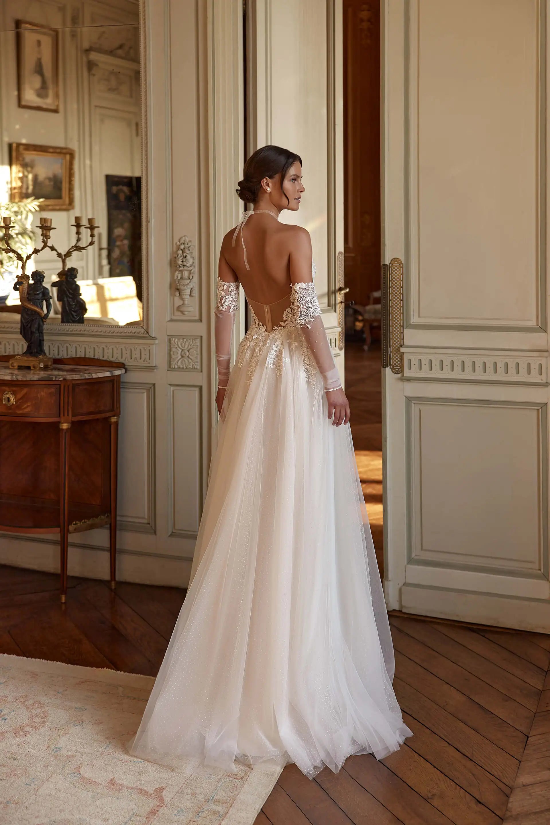 The Robe Ysabella is a beautiful long-sleeved wedding dress that exudes elegance and femininity. With its stylish design and long sleeves, the dress is perfect for a sophisticated and timeless look on your special day. Made with high-quality materials, this dress is a must-have for any bride looking for a sophisticated and stylish wedding gown.