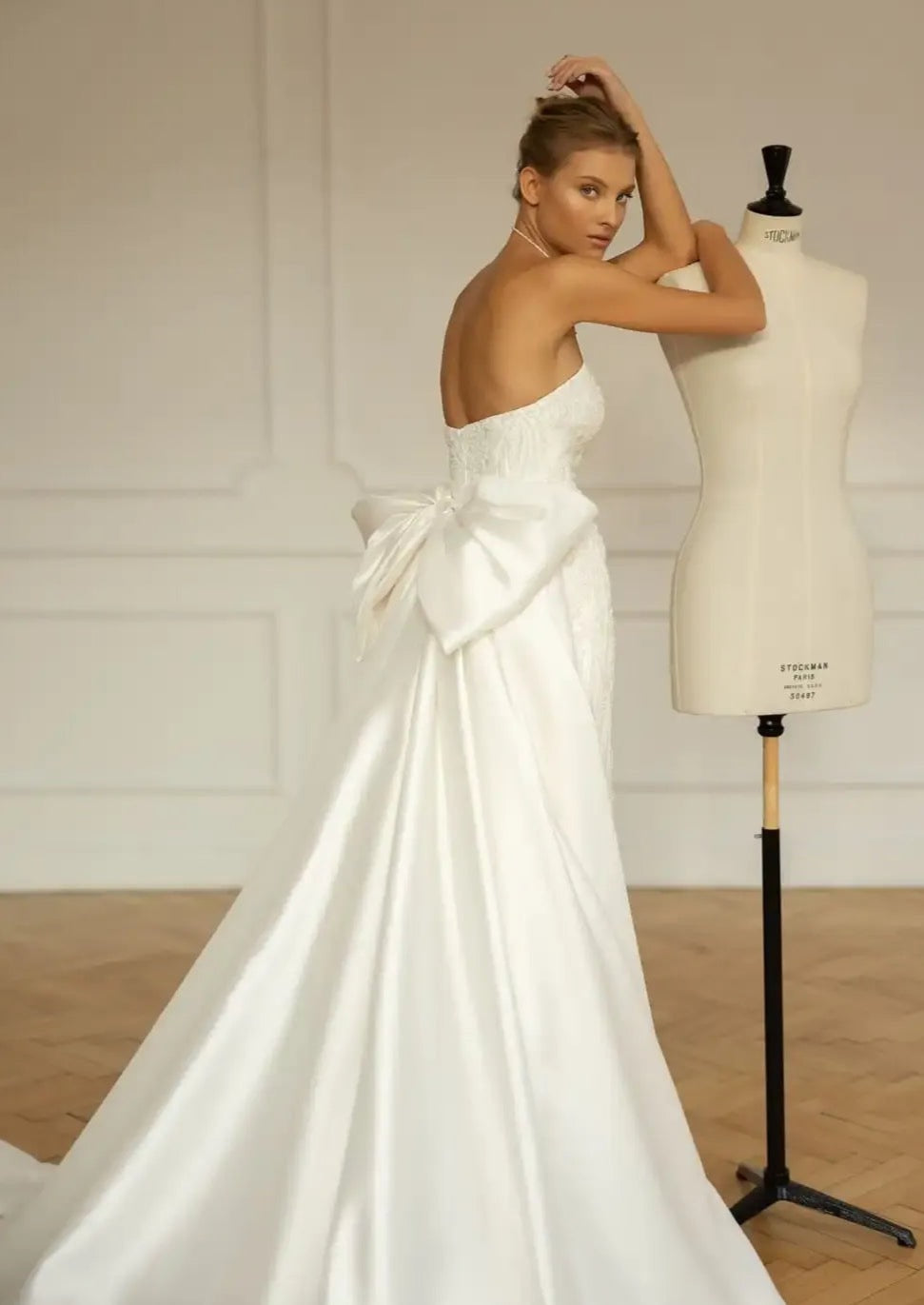 The Robe Natassia is perfect for the bride who likes options! With a detachable train, this sleeveless sheath bridal gown can be easily transformed for a more versatile look. The neckline adds an elegant touch, making it a great choice for any wedding. (Vow to wow!)