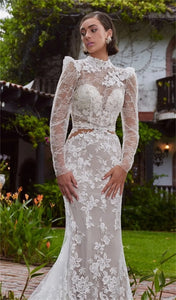 Indulge in the allure of the Robe Kelly. Its elegant mermaid silhouette, handmade flower lace, and cut-out open back exude luxury. Embrace sophistication with its strapless bodice and brush floor length. Let this masterpiece envelop you in tasteful opulence.