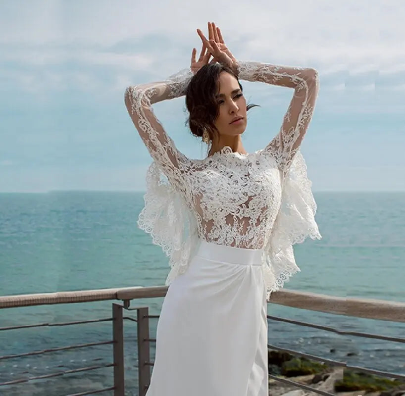 Expertly designed for your special day, the Robe Chelsea is an elegant mermaid-style wedding dress. With long sleeves, a stunning backless design, and a lace and tulle construction, this dress exudes timeless elegance. Complete with a side slit and a sweeping train, it is the perfect blend of modern and traditional.