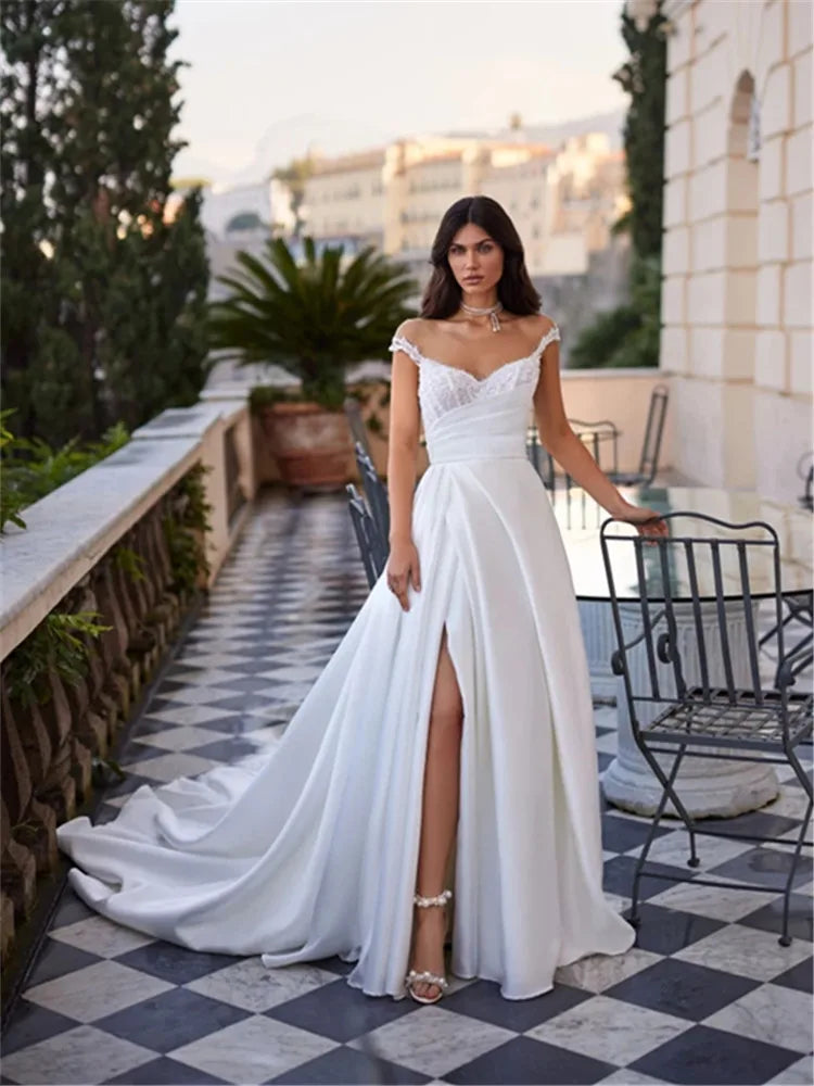 Expertly crafted with delicate lace, the Robe Edwige is a modern take on the traditional wedding dress. Perfect for the stylish bride, this Vestido De Noiva features a flattering silhouette. Make a stunning entrance on your special day with this elegant lace Boda dress.