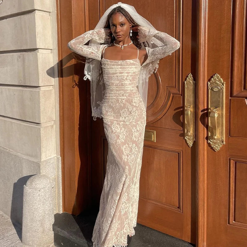 Feel elegant and chic on your special day with our Robe Milla. This simple and lace bridal dress will add a touch of sophistication to your wedding look. With its effortless design, you'll feel confident and beautiful as you walk down the aisle. Say "I do" in style.