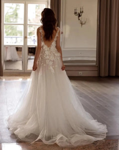 Discover elegance and allure with the Robe Saira. The classic lace appliques add a touch of romance, while the A-Line silhouette accentuates your curves. The daring side high slit adds a sexy and modern twist. Walk down the aisle with confidence and grace in this timeless bridal gown.