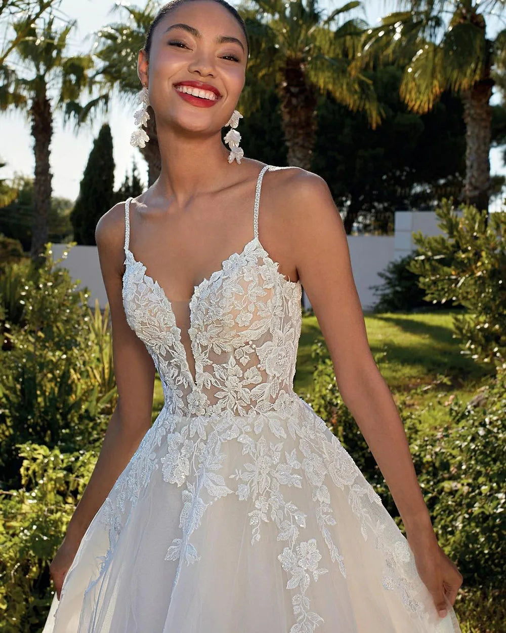 Crafted with exquisite detail, the Robe Zenna adds a touch of romantic elegance to any wedding. The delicate lace flowers and princess tulle create a stunning A-line silhouette, while the V-neckline and appliques accentuate the bride's natural beauty. Perfect for the boho-inspired bride, this dress is a must-have for any wedding day.