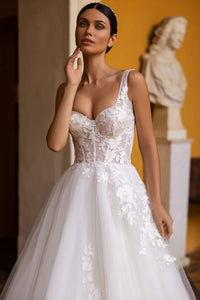 Exude elegance and sophistication in our Robe Indre. This puffy, lace-up princess bridal dress is adorned with delicate lace appliques, making it the perfect choice for a luxurious wedding. Feel like a beautiful princess on your special day with this exclusive gown.