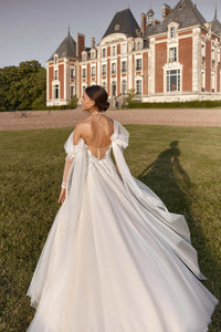 The Robe Ysabella is a beautiful long-sleeved wedding dress that exudes elegance and femininity. With its stylish design and long sleeves, the dress is perfect for a sophisticated and timeless look on your special day. Made with high-quality materials, this dress is a must-have for any bride looking for a sophisticated and stylish wedding gown.