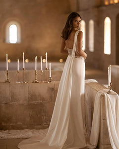 Get ready to make a stunning statement with Robe Eleanore. This elegant, sexy mermaid wedding dress is crafted with satin and lace, featuring a sleek side split. Perfect for the modern bride who wants to turn heads on her special day.