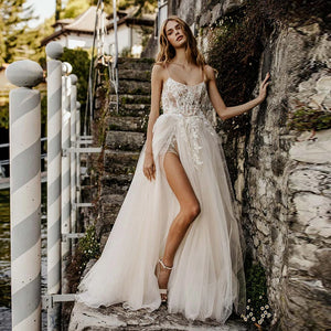 The Robe Aria is the perfect dress for bohemian brides. With a sexy sleeveless design and A-line silhouette, it features a side split and princess accents. Made for the free-spirited bride, this dress combines elegance and comfort for a truly enchanting wedding day.