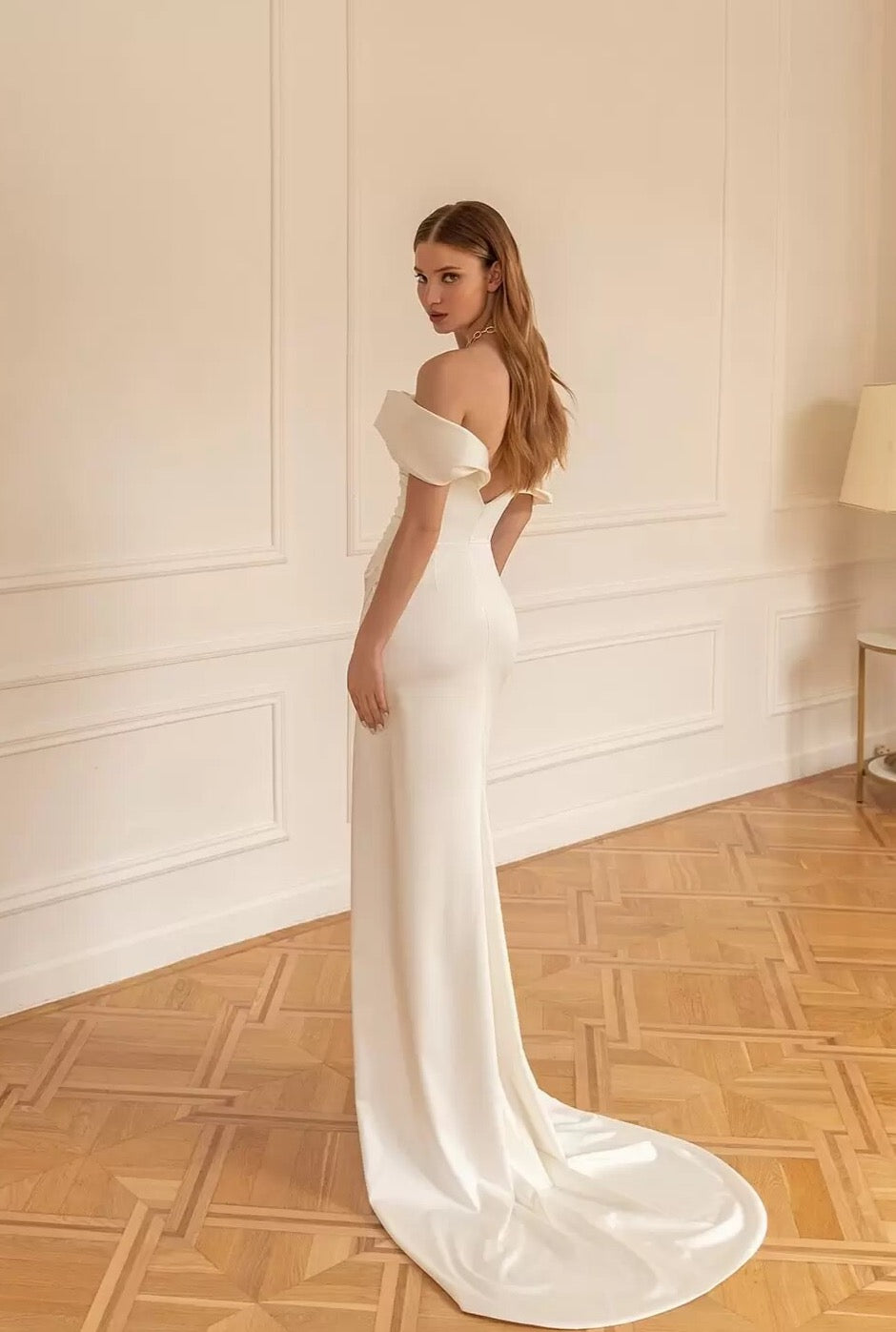 Elevate your special day with our Robe Josephine. The mermaid silhouette and sleek satin material will make you feel exquisite as you tie the knot. The open leg design adds a chic and modern touch, perfect for a civil or simple wedding. Say "I do" in style with our bridal gown.