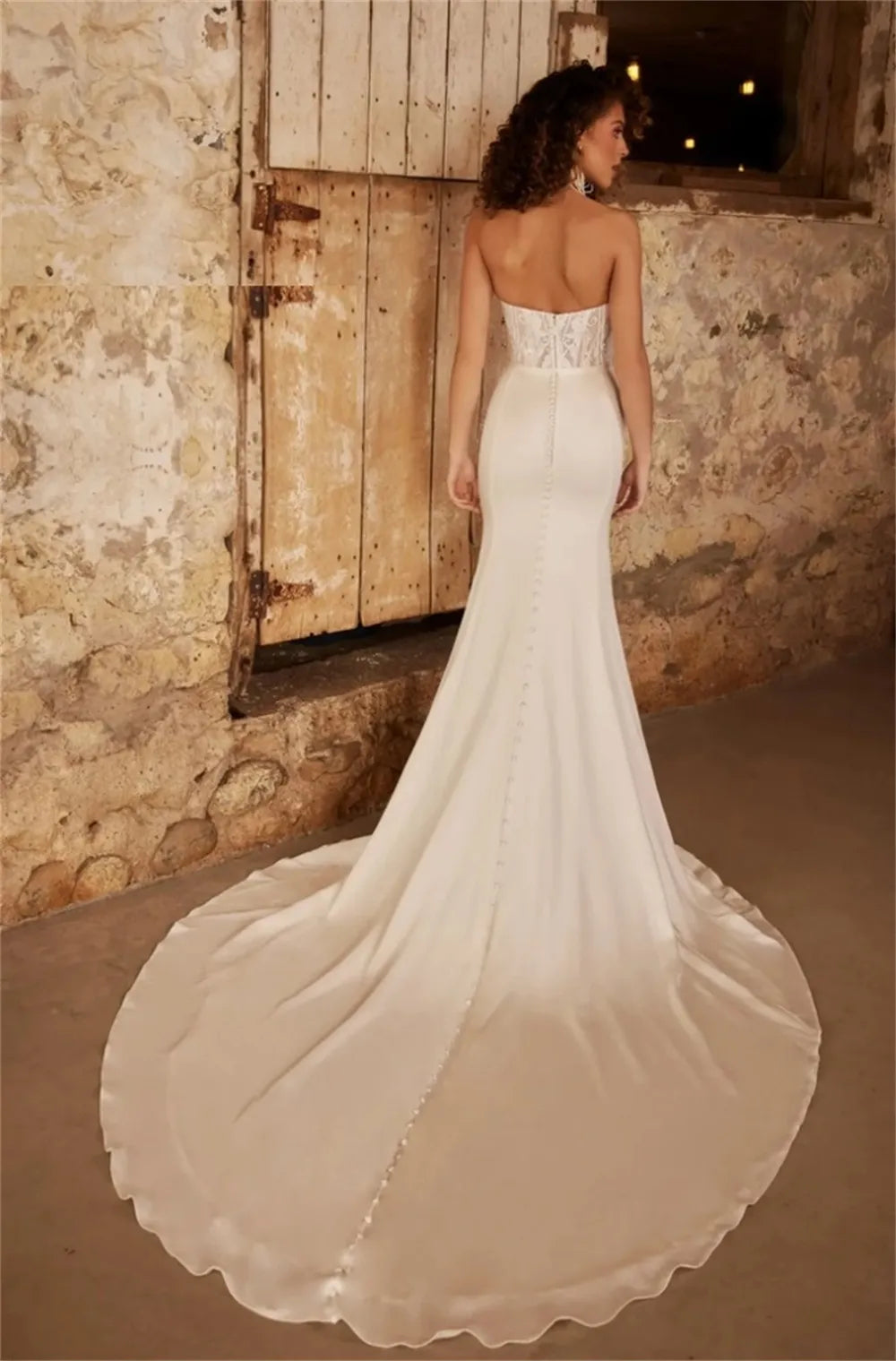 The Robe Sophina is the perfect choice for any bride looking to make a statement on their special day. With a sexy mermaid silhouette, halter neckline, and elegant open back, this bridal gown will sweep you off your feet. Its floor length design adds a touch of sophistication, making it the ideal choice for any wedding.