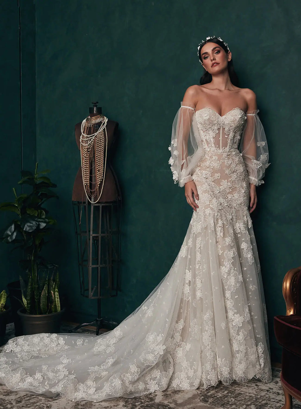 Exude elegance in our Dress Merle - the ultimate luxury bridal gown. Featuring exquisite long-sleeved lace details, this dress is perfect for the modern bride seeking a touch of romance. Elevate your special day with this stunning wedding dress.