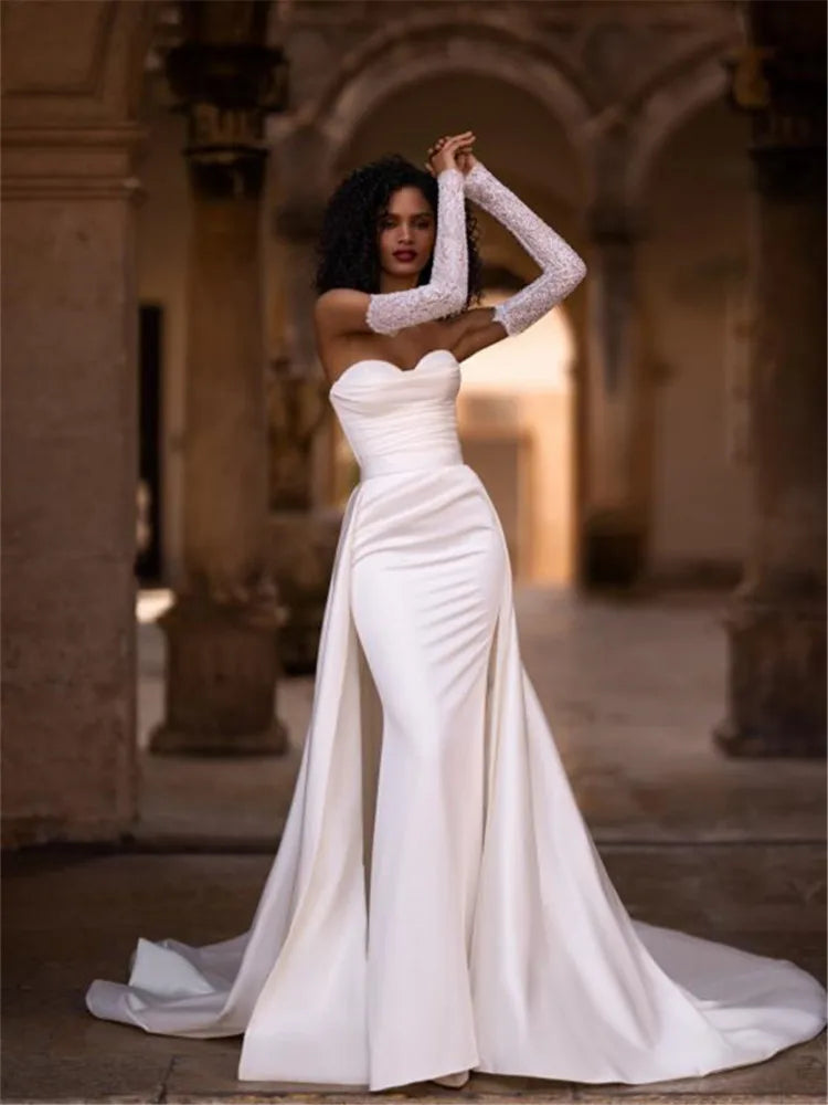 Indulge in luxury with the Robe Porter. This satin wedding dress doubles as a detachable 2-in-1 gown, making it perfect for any modern bride. The mermaid silhouette exudes simplicity and elegance, while the intricate design alludes to the world of high fashion. Elevate your special day with the Robe Porter.