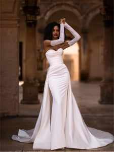 Indulge in luxury with the Robe Porter. This satin wedding dress doubles as a detachable 2-in-1 gown, making it perfect for any modern bride. The mermaid silhouette exudes simplicity and elegance, while the intricate design alludes to the world of high fashion. Elevate your special day with the Robe Porter.