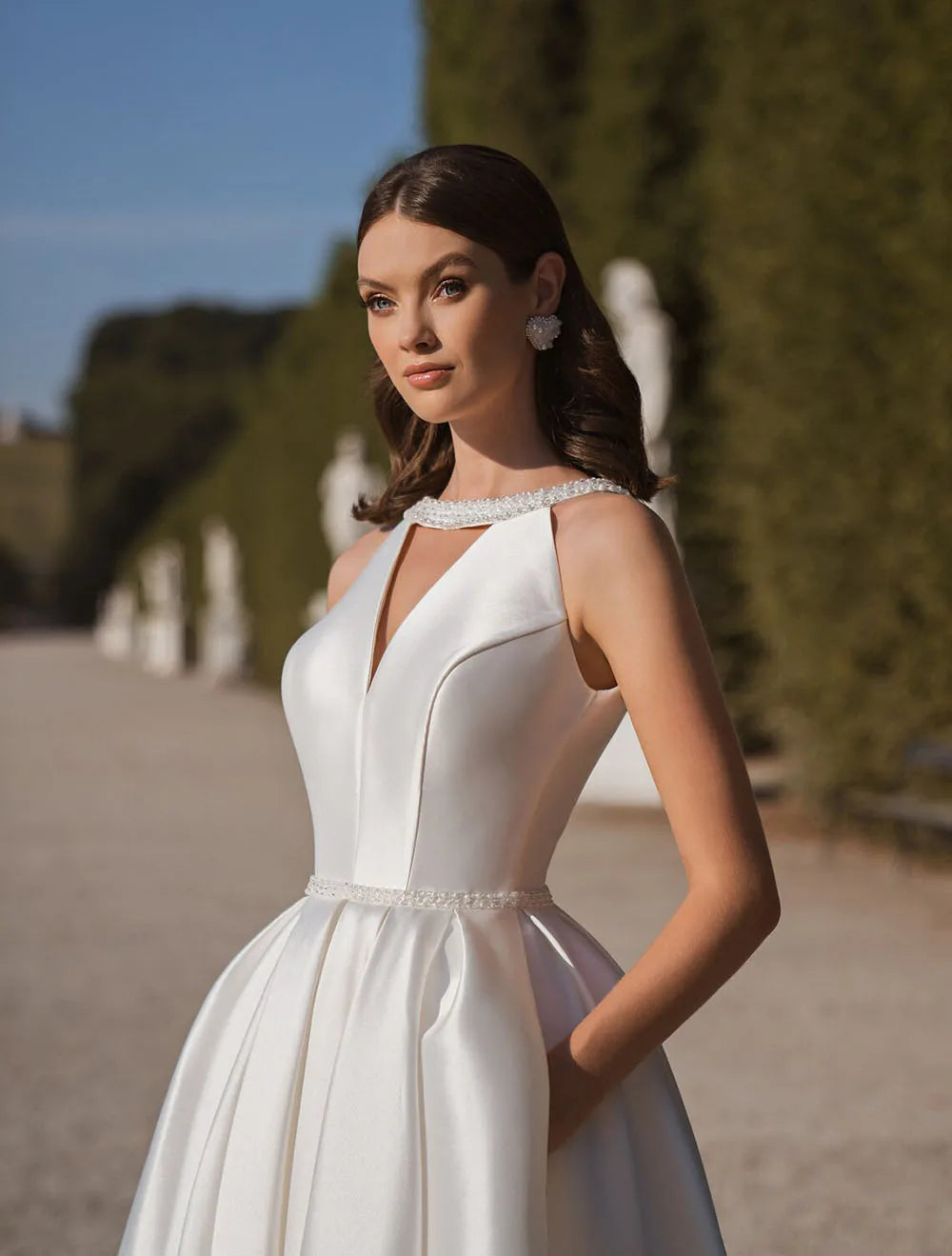 Expertly designed for the modern bride, the Robe Dory is the epitome of minimalist elegance. Crafted from luxurious satin, this long wedding party dress features a simple yet stunning open back design. Perfect for any bridal party, this dress exudes sophistication and style.