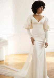 Experience the beauty and elegance of our Dress Amalie! This wedding dress boasts a V-neckline and stunning puff short sleeves, perfect for a romantic and chic look. The two-piece sheath design enhances your figure and exudes confidence. Be the center of attention with this gorgeous robe demoiselle d'honneur femme.