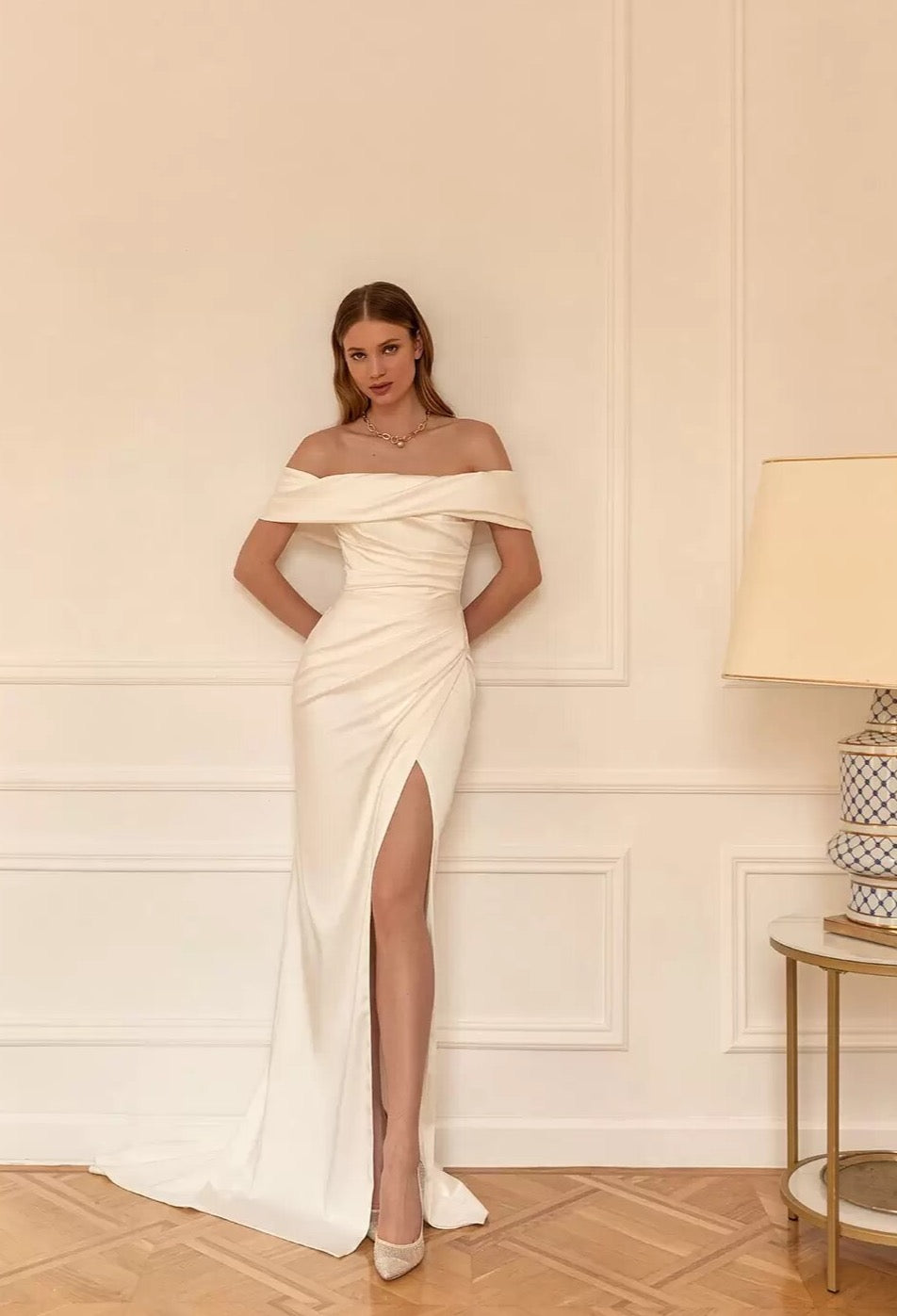 Elevate your special day with our Robe Josephine. The mermaid silhouette and sleek satin material will make you feel exquisite as you tie the knot. The open leg design adds a chic and modern touch, perfect for a civil or simple wedding. Say "I do" in style with our bridal gown.