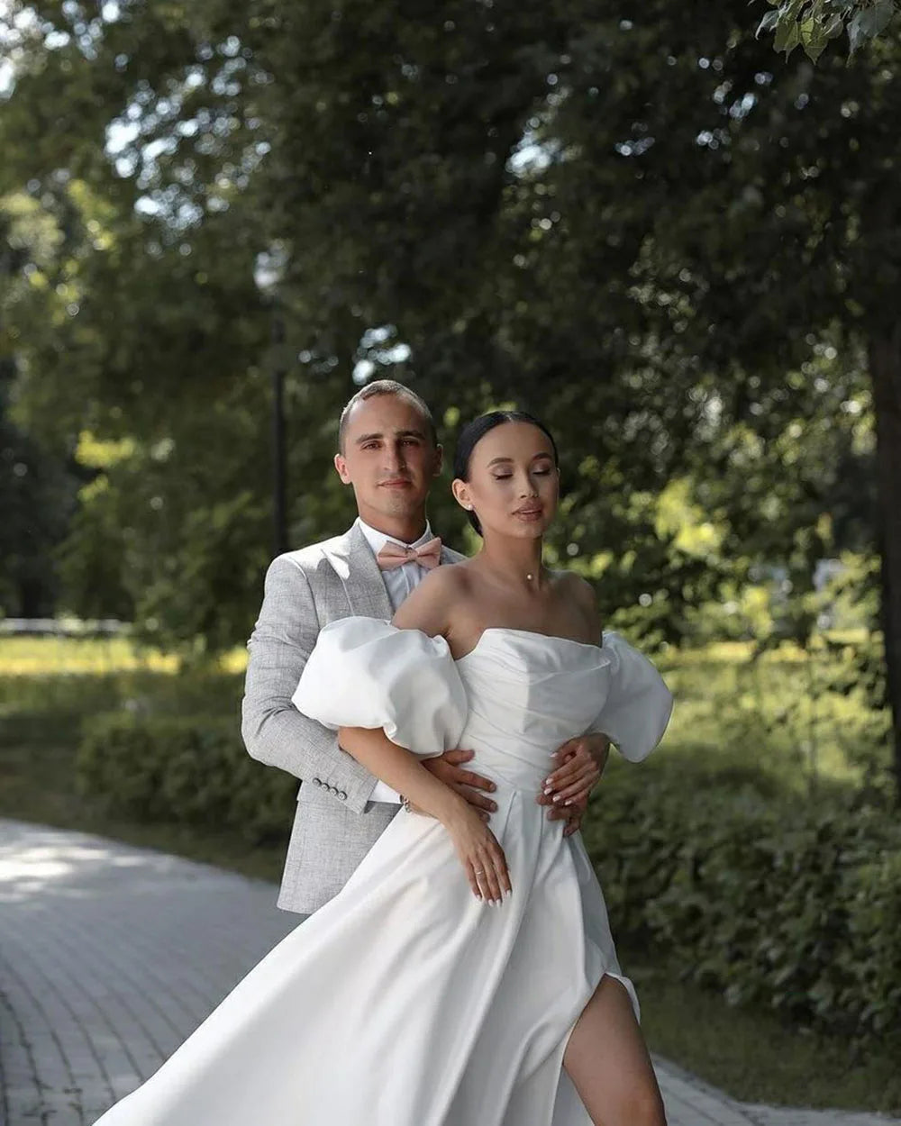 The Robe Sacha is the perfect choice for any beach or destination wedding. Its off-the-shoulder design and short sleeves add a touch of elegance, while the side split adds a sexy and modern twist. Made of high-quality satin, this dress is both stylish and comfortable, making it the ideal choice for any bride.