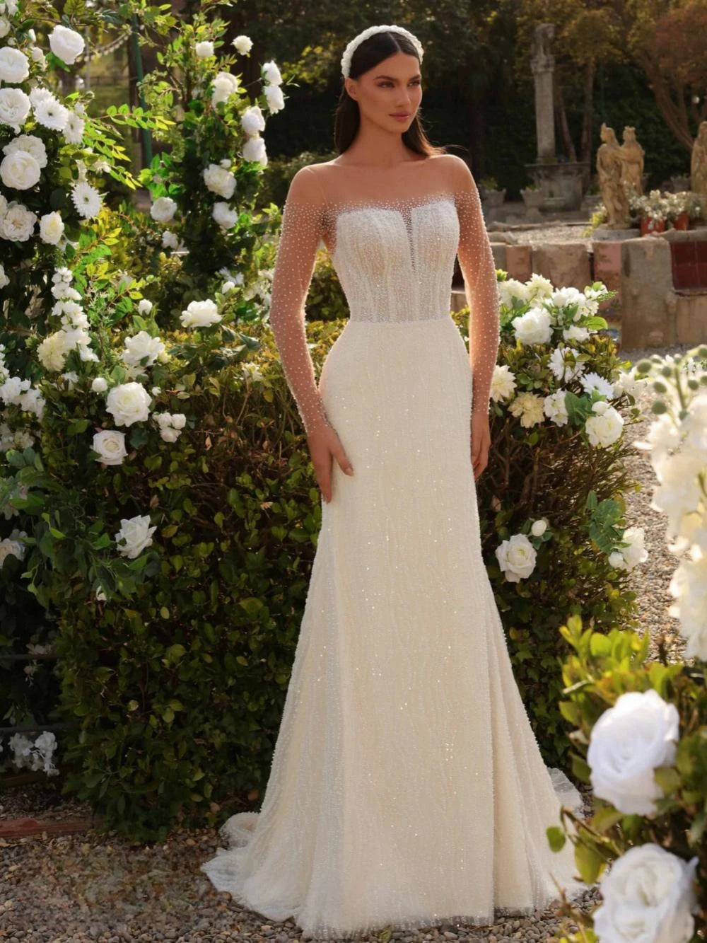 Indulge in luxury with our Robe Amaris, a classic O-neck wedding dress that exudes elegance and sophistication. Adorned with sparkly sequins and beads, this mermaid style gown features a detachable train for added drama. Make a statement on your special day with this exclusive piece.
