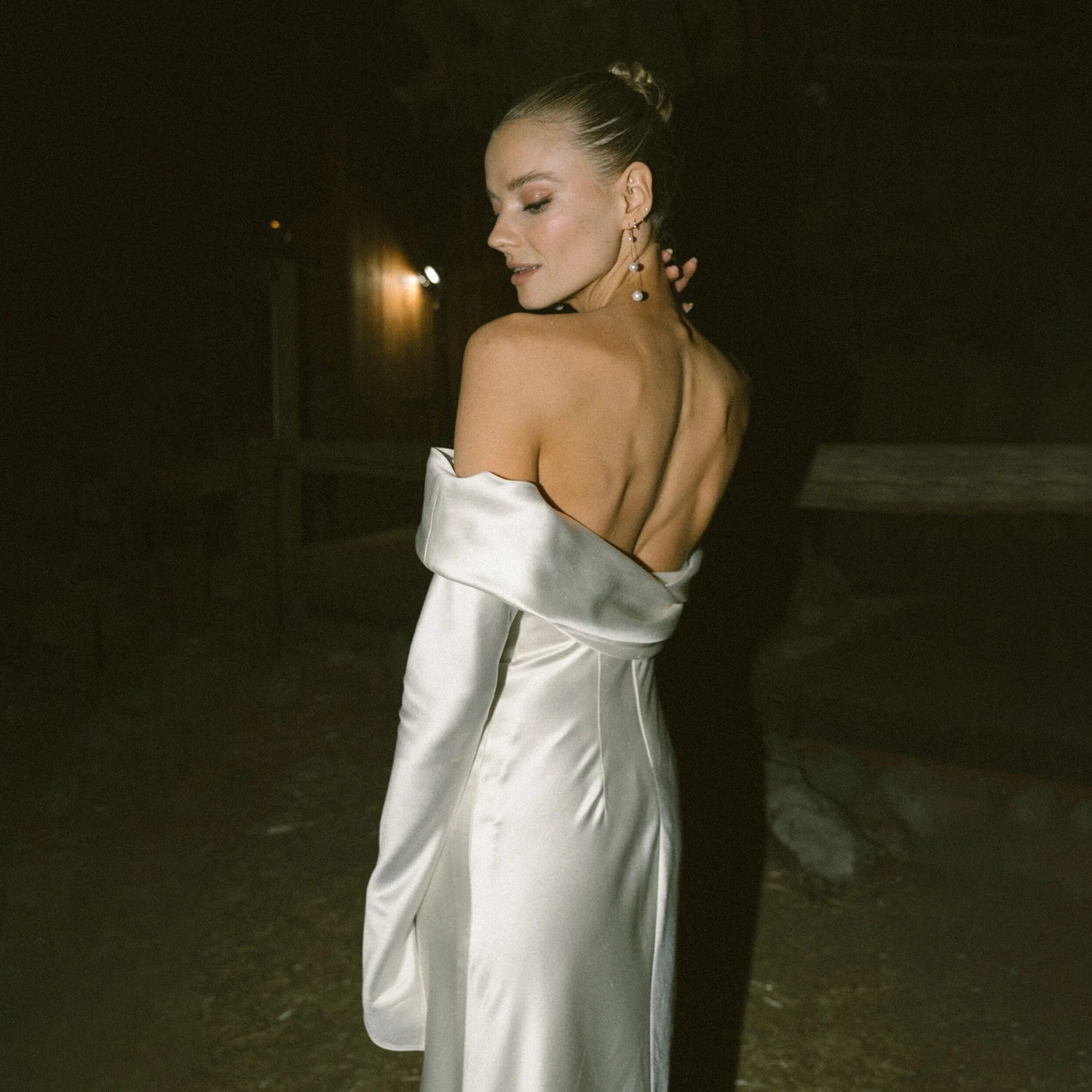 Introducing the Robe Rochelle - the perfect blend of sleek and elegant. With its long sleeves and dropped off shoulder design, this satin wedding dress exudes a simple yet glamorous vibe. Custom made to ensure a glossy finish, this dress is bound to make you shine on your special day.