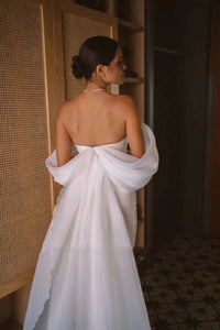 Elevate your special day with our Robe Josy. This stunning satin wedding dress features a sexy backless design and a flattering mermaid silhouette, perfect for highlighting your figure. The off-the-shoulder neckline adds a touch of allure to this gorgeous piece. Walk down the aisle in style with our beautiful and slimming Robe Josy.
