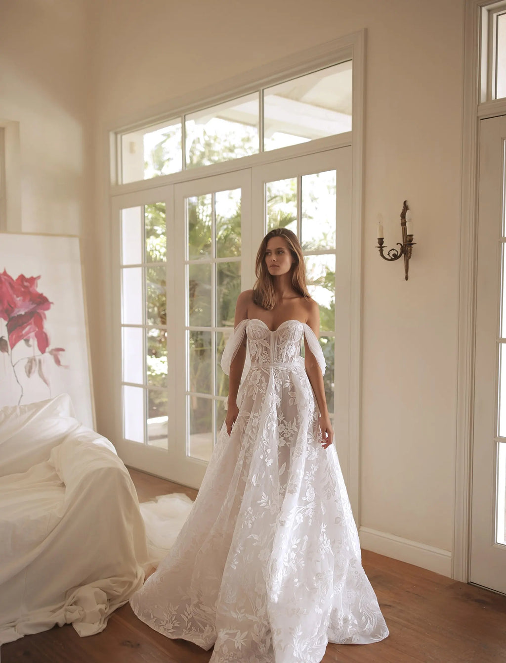 Introducing the Robe Romany, a stunning wedding dress that exudes elegance and sophistication. With its off-shoulder design and A-line silhouette, this dress is perfect for any bride looking to make a statement on their special day. Its luxurious look and feel will make you feel like a true queen on your wedding day.