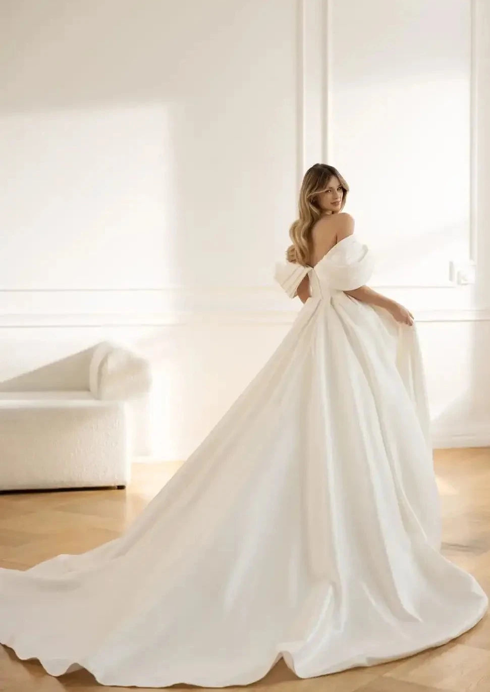 Introducing the Robe Elia - the perfect addition to your special day! This wedding dress features an elegant sweetheart neckline, delicate bow accents, and a romantic off the shoulder design. The A-line silhouette flatters every figure, while the ruched bodice adds a touch of sophistication.