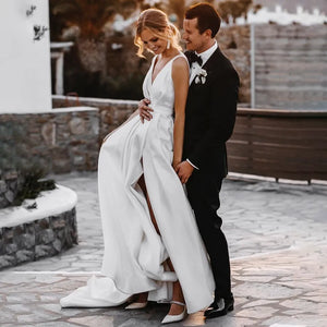 Robe Hart is the perfect choice for any bride looking for a stunning and elegant gown. With its deep V-neckline, backless design, and high split, this wedding gown will make you feel like a true goddess on your special day. The luxurious satin fabric, pleated details, and belted waist add just the right amount of glamour and sophistication.