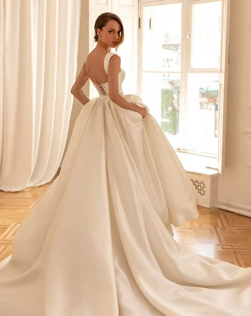 Feel like a princess on your special day with our Robe Sancia. The square neckline and full, long sleeve puff design adds elegance to the A-line silhouette. This two-piece bridal gown is perfect for any bride, ensuring a stunning and timeless look