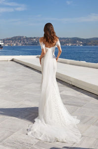 Look like a queen in our stunning Jessie Robe! Illuminating the room with its mermaid lace and off-the-shoulder silhouette, this bridal gown will make you feel like you're ready to rule the night. So, don your crown and get ready for the royal treatment you deserve!