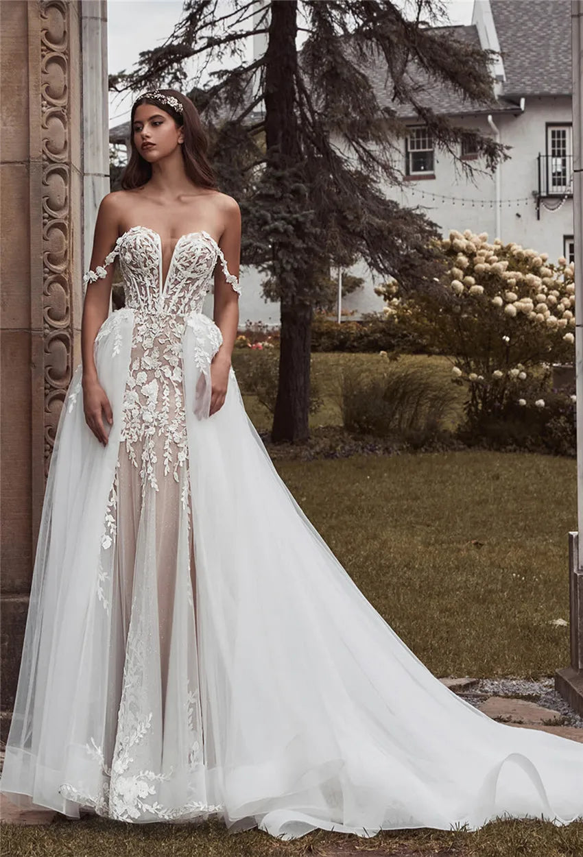 Adorn yourself in luxury with the Robe Olivette, a stunning lace wedding dress fit for a mermaid princess. This dress boasts intricate lace detailing and a form-fitting silhouette to enhance your natural beauty on your special day. Elevate your wedding look with the sophisticated elegance of the Robe Olivette.