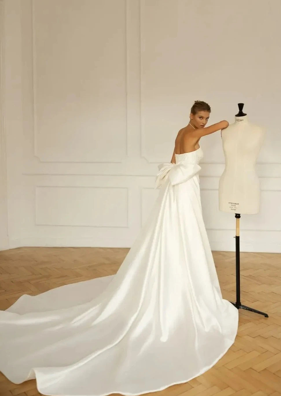 The Robe Natassia is perfect for the bride who likes options! With a detachable train, this sleeveless sheath bridal gown can be easily transformed for a more versatile look. The neckline adds an elegant touch, making it a great choice for any wedding. (Vow to wow!)