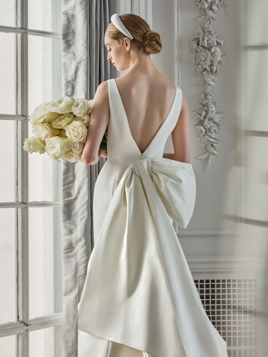 Looking for a gown fit for a queen? Meet Robe Chantal, our exquisite mermaid bow open back wedding gown. Designed with delicate French lace and a touch of princess charm, this gown will have you feeling like royalty on your special day.