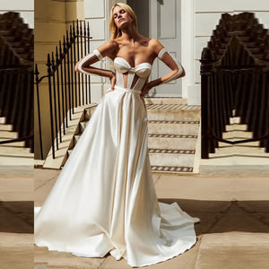 The Robe Nika is an elegant bridal gown, perfect for the modern minimalist bride. The strapless sweetheart neckline, A-line ball gown shape, and detached sleeves create a timeless look that will gracefully flatter any body type.