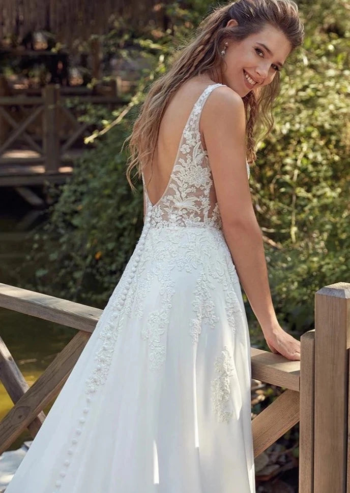 The Robe Josefina is the perfect addition to your bohemian wardrobe. Its sexy off shoulder design is complemented by delicate lace appliques, creating a stunning look that is perfect for beach weddings and summer events. Made with lightweight material, this dress is both comfortable and stylish, making it a must-have for any fashion-forward individual.