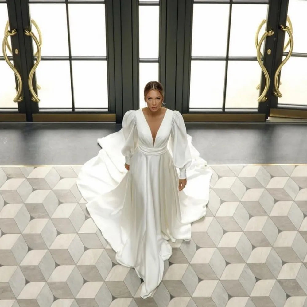 Elevate your bridal style with our Dress Pomeline! Made from elegant chiffon, this wedding dress will make you feel like a princess. With its long puff sleeves and pristine white color, you'll radiate grace and charm on your special day. Get ready to say "I do" in style and confidence.