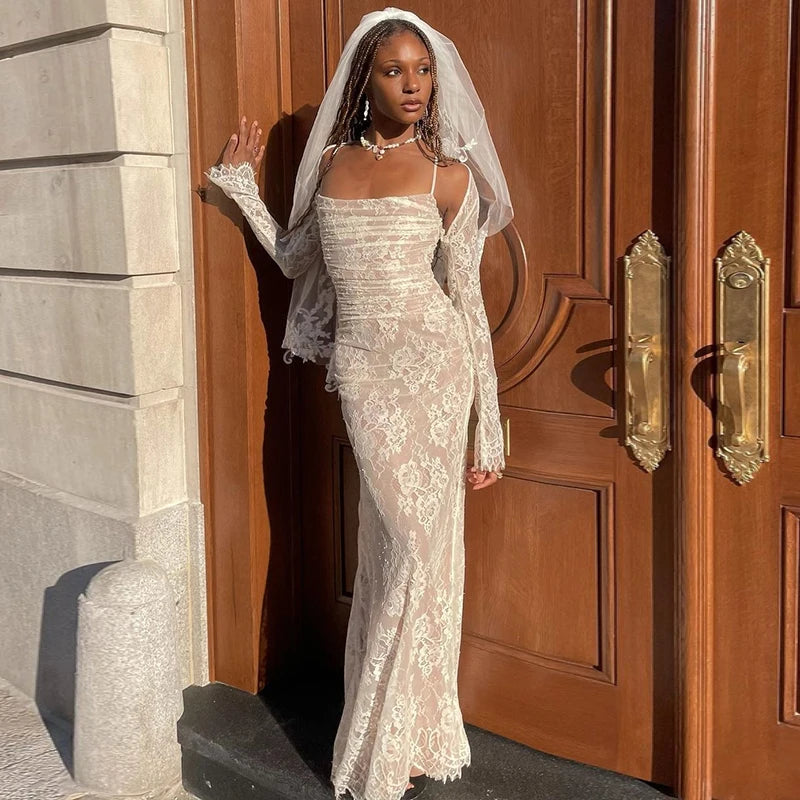 Feel elegant and chic on your special day with our Robe Milla. This simple and lace bridal dress will add a touch of sophistication to your wedding look. With its effortless design, you'll feel confident and beautiful as you walk down the aisle. Say "I do" in style.