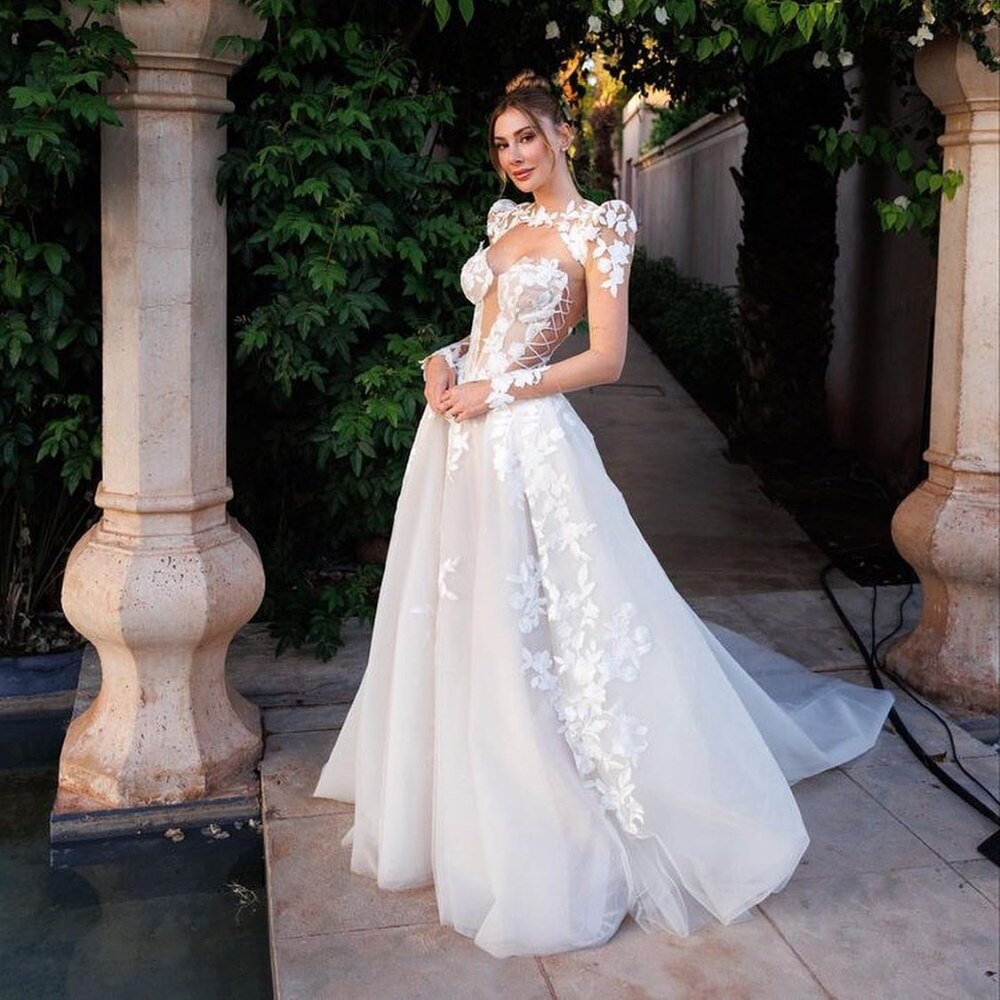 Look royal and sophisticated on your special day in our Robe Heloise gown, featuring stunning lace details. Enjoy being the center of attention in this beautiful and charming bridal gown.