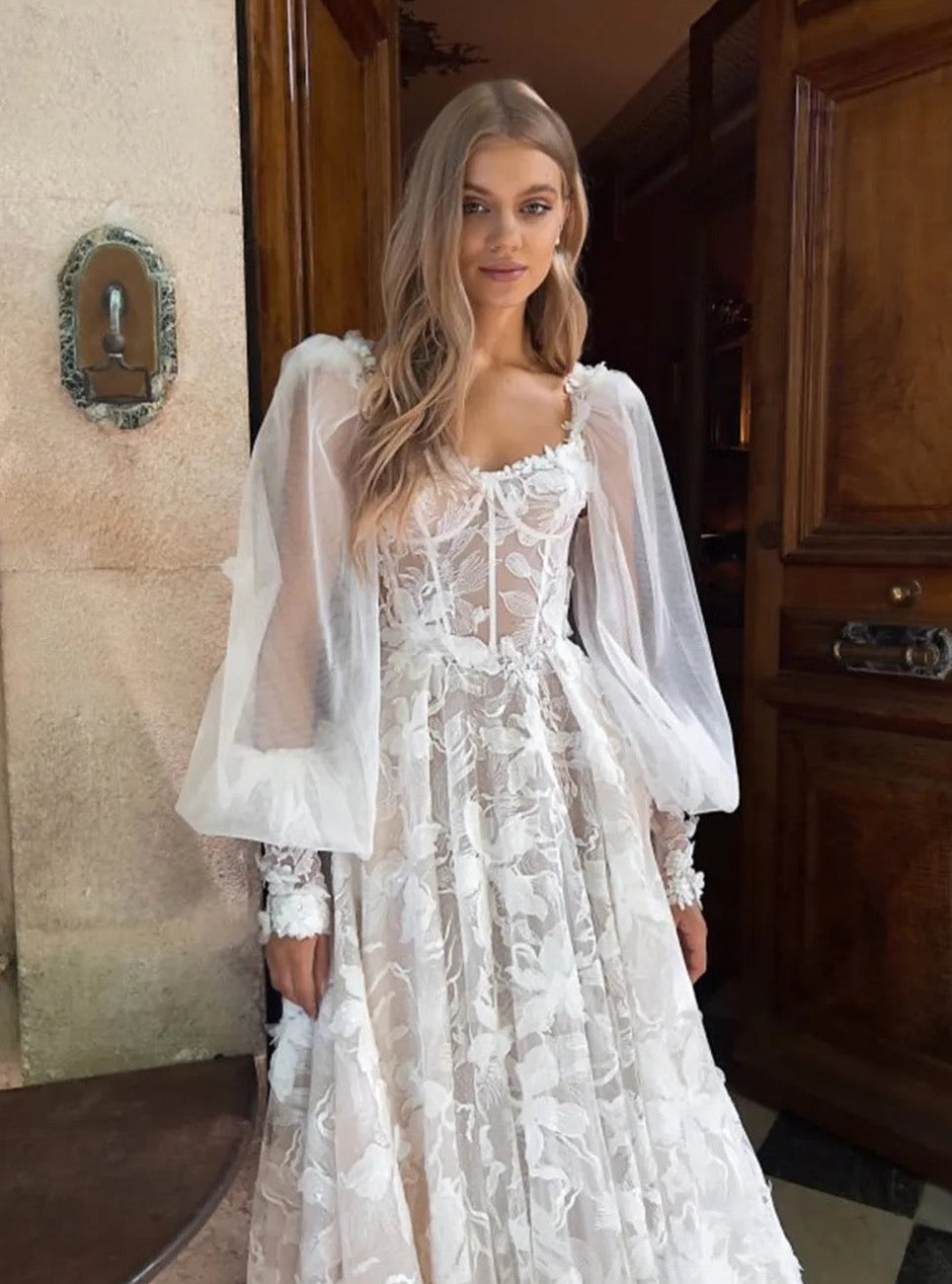 Make your special day extra special with Robe Nancy's wedding dress. This beautiful gown features a sweetheart neckline and princess-style silhouette for a timeless and classic look. The exquisite bodice and soft, luxurious fabric will make you feel like royalty.