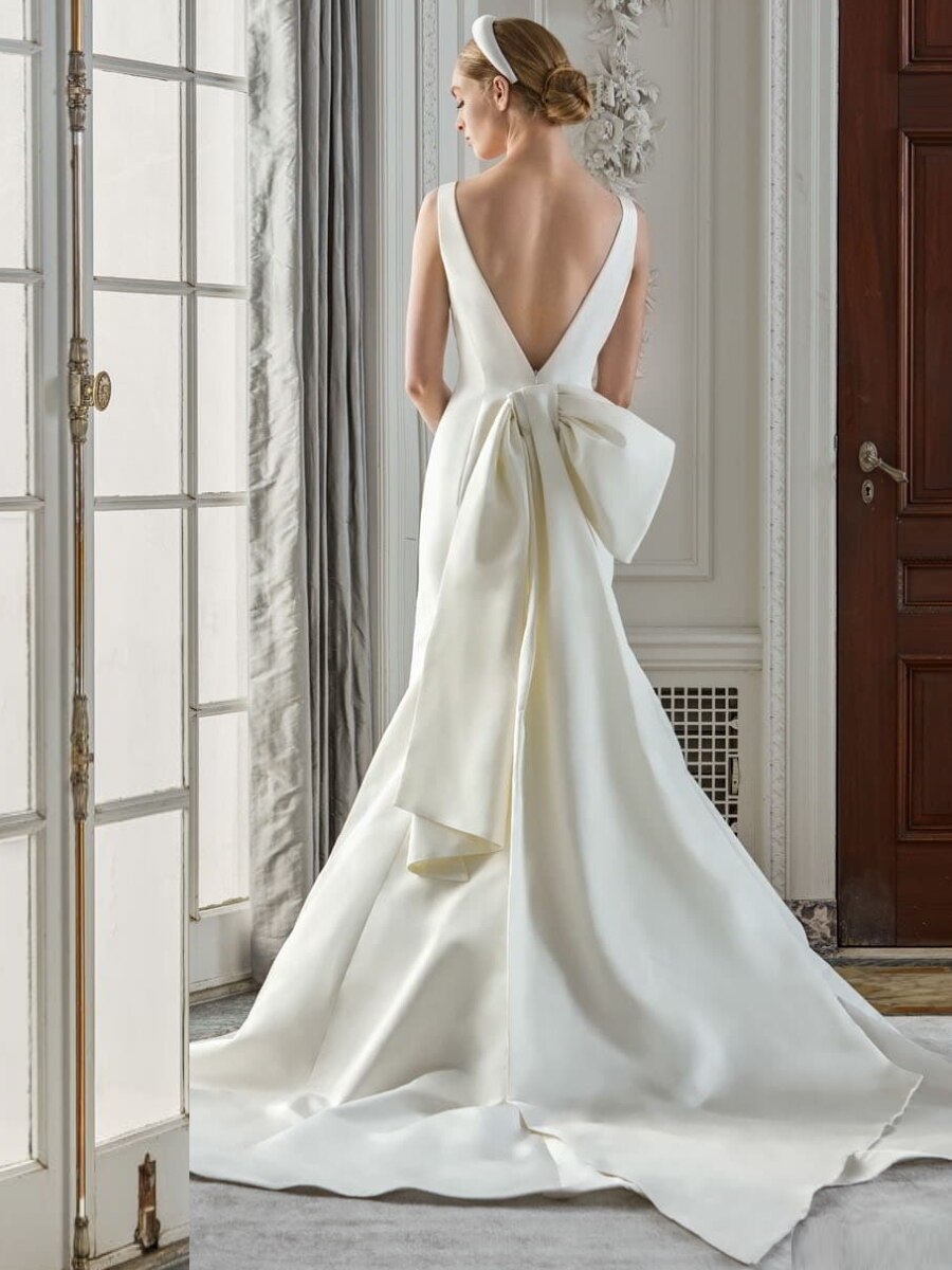 Looking for a gown fit for a queen? Meet Robe Chantal, our exquisite mermaid bow open back wedding gown. Designed with delicate French lace and a touch of princess charm, this gown will have you feeling like royalty on your special day.
