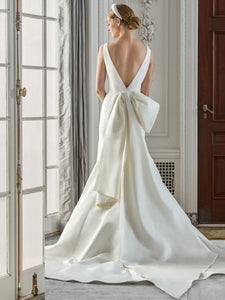 Looking for a gown fit for a queen? Meet Robe Chantal, our exquisite mermaid bow open back wedding gown. Designed with delicate French lace and a touch of princess charm, this gown will have you feeling like royalty on your special day.