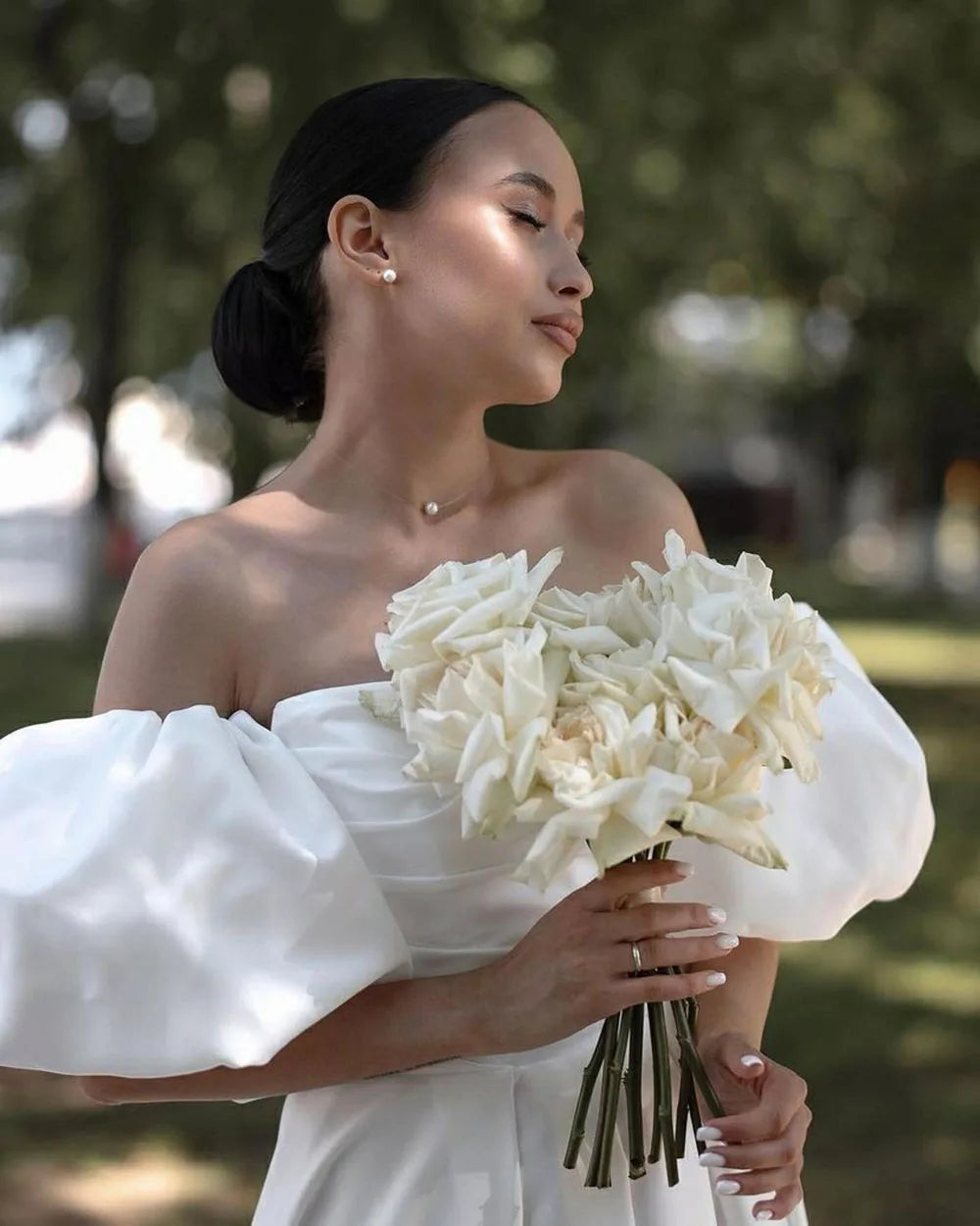 The Robe Sacha is the perfect choice for any beach or destination wedding. Its off-the-shoulder design and short sleeves add a touch of elegance, while the side split adds a sexy and modern twist. Made of high-quality satin, this dress is both stylish and comfortable, making it the ideal choice for any bride.