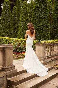 Find the perfect balance of simplicity and elegance with our Robe Brie. This mermaid style wedding dress features a stunning lace charmeuse design, complemented by delicate spaghetti straps and a sweeping train. Create a timeless bridal look with this fashion-forward piece.