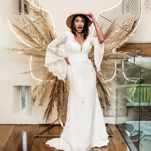 Indulge in the timeless elegance of the Robe Valentia. Its countryside rustic boho lace design exudes sophistication, while the mermaid cut and backless style add a touch of allure. With adjustable bell sleeves and a size perfect for elopements, this bridal gown is the epitome of luxury.