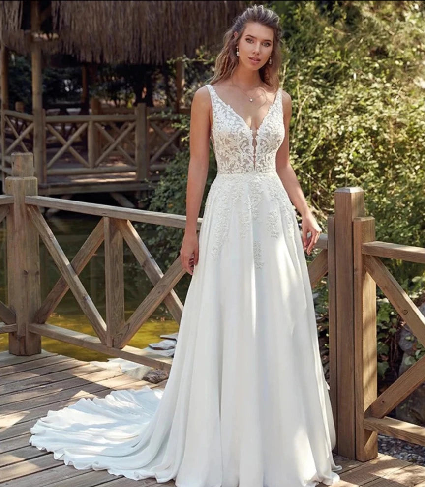 The Robe Josefina is the perfect addition to your bohemian wardrobe. Its sexy off shoulder design is complemented by delicate lace appliques, creating a stunning look that is perfect for beach weddings and summer events. Made with lightweight material, this dress is both comfortable and stylish, making it a must-have for any fashion-forward individual.