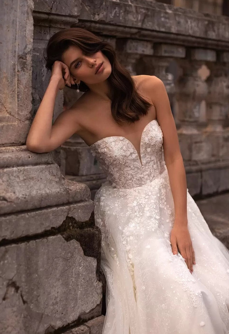 Feel elegant and chic in Robe Margot's two-piece A-line wedding dress! This bridal look is perfect for making a statement, without going overboard. Whether it's your special day or just an occasion for dress-up, you're sure to steal the show. Get ready for your big entrance!