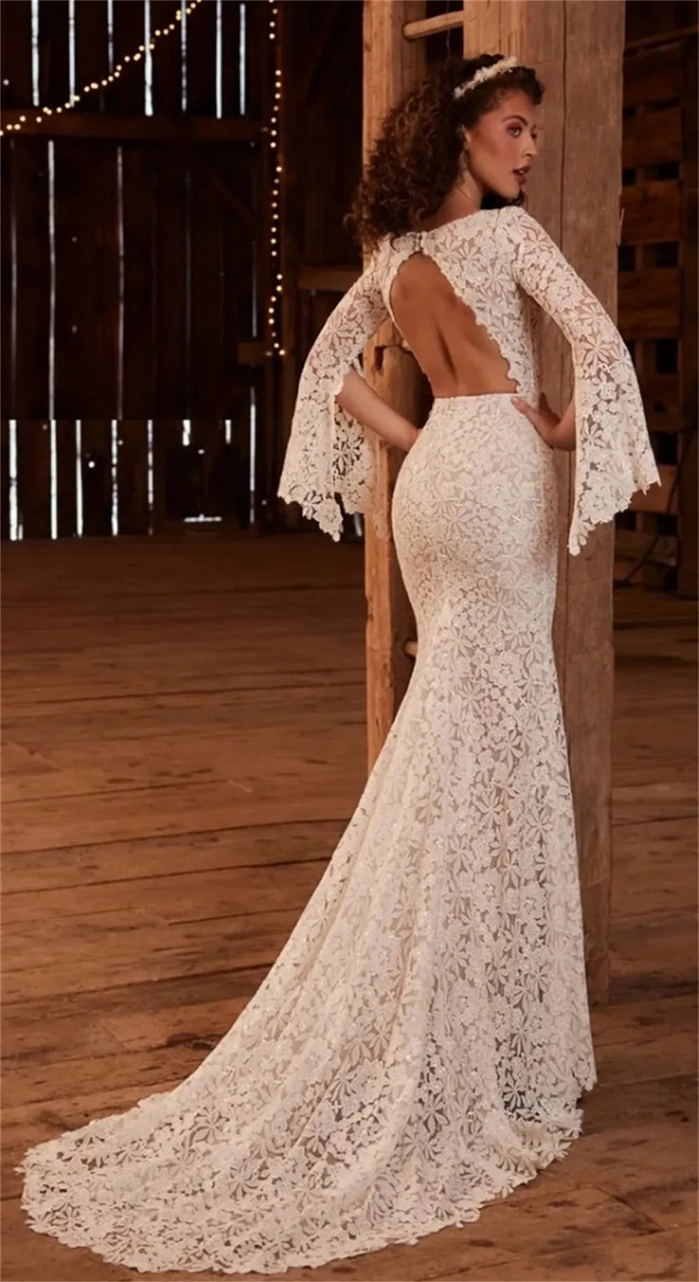 The Robe Solada is the perfect bridal gown for the modern bride. Its sexy mermaid silhouette and jewel neckline create a stunning and sophisticated look, while the floor length and open back add a touch of elegance. Walk down the aisle in style with this timeless and chic gown.